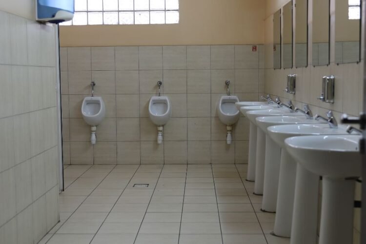 SOANIERANA – LOCAL/ENTREPOT DE 1891M² A 5000M² DASN UNE RESIDENCE EN BORD DE ROUTE PRINCIPALE AVEC ACCES ET PARKING SEMI REMORQUE A 2 MINUTES DE TANJOMBATO ET 2 PAS DE LA CENTRE VILLE – REF : 2025-SNENT0801