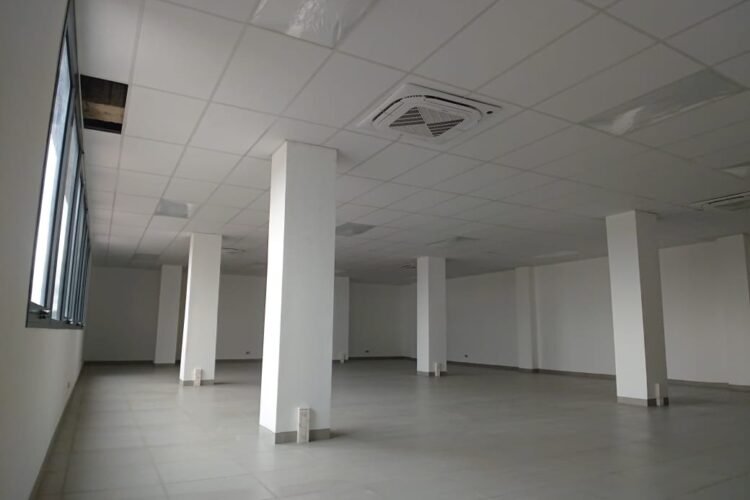 ANKORONDRANO – GRANDS LOCAUX /OPEN SPACE DE 195.01M² A 10500M² DANS UN IMMEUBLE NEUF EN BAIE VITREE ET SECURISE EN BORD DE ROUTE PRINCIPALE AVEC EMPLACEMENT PREMIUM – REF : 2025-ANKLC0804