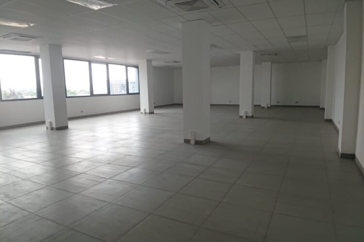 ANKORONDRANO – GRANDS LOCAUX /OPEN SPACE DE 195.01M² A 10500M² DANS UN IMMEUBLE NEUF EN BAIE VITREE ET SECURISE EN BORD DE ROUTE PRINCIPALE AVEC EMPLACEMENT PREMIUM – REF : 2025-ANKLC0804