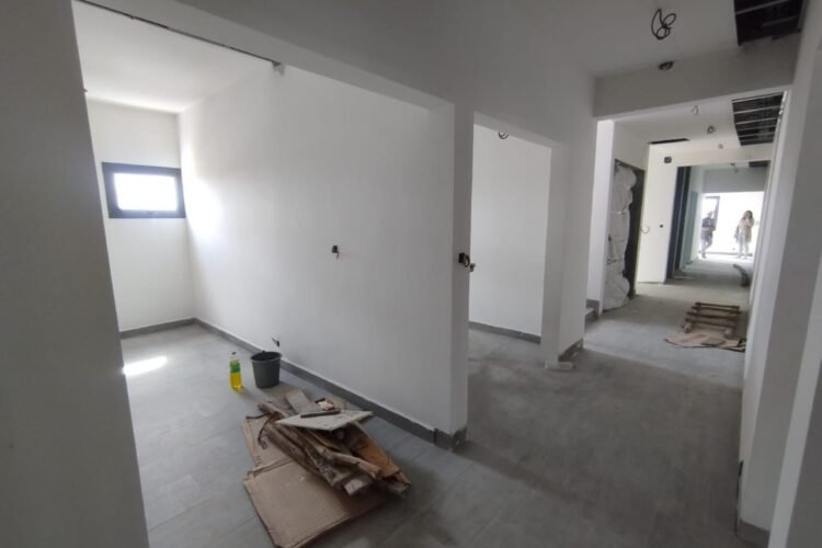 ALAROBIA ANOSIVAVAKA – IMMEUBLE NEUFDE STANDING AVEC DES LOCAUX DE 856.78M² A 5550M² EN BORD DE  ROUTE PRINCIPALE A 2 MINUTES D’ANKORONDRANO – REF : 20258-ALLC0801