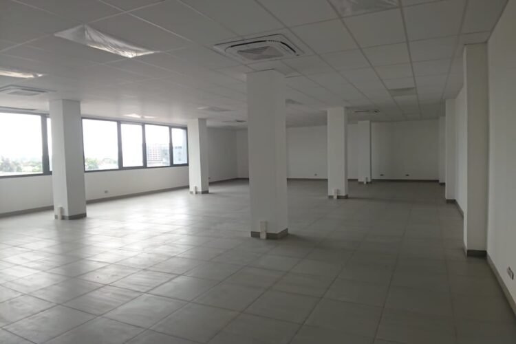 ANKORONDRANO – GRANDS LOCAUX /OPEN SPACE DE 195.01M² A 10500M² DANS UN IMMEUBLE NEUF EN BAIE VITREE ET SECURISE EN BORD DE ROUTE PRINCIPALE AVEC EMPLACEMENT PREMIUM – REF : 2025-ANKLC0804