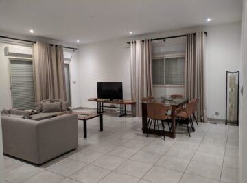 AMBATOBE APPARTEMENT T3 MEUBLÉ AVEC GROUPE ÉLECTROGÈNE -ACTIVITES ET ASCENSEUR À 3 MINUTES DU LYCÉE FRANÇAIS – REF : 2025-AOBA0971