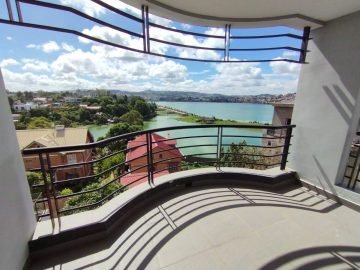 IVANDRY GRAND APPARETEMENT T3 MODERNE AVEC PISCINE -SALLE DE SPORT-GROUPE ELECTROGENE DANS UNE RESIDENCE SECURISEE AU BORD DU LAC MASAY A 1 MINUTE DES ECOLES – REF : 2025-IVA0911