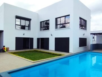 IVANDRY GRANDE VILLA MODERNE T4 AVEC PISCINE ET JARDIN DANS UNE RESIDENCE SECURISEE A 2 MINUTES DES ECOLES – REF : 2025-IVV0901