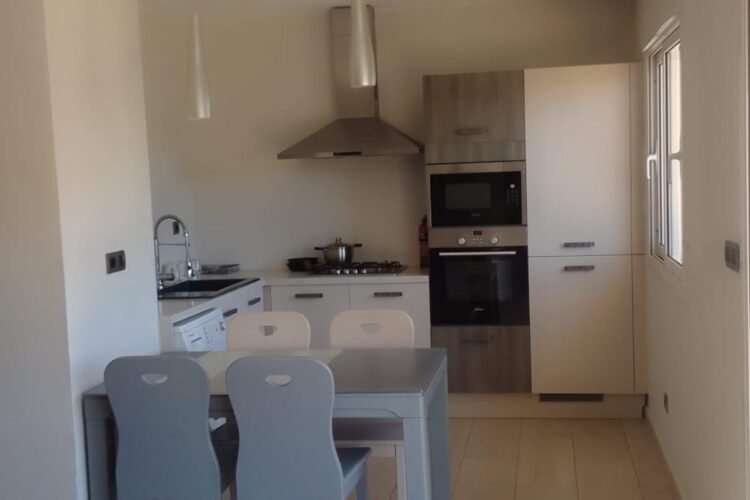 IVANDRY – APPARTEMENT T2 MEUBLé DANS UNE RESIDENCE AVEC JARDIN -PISCINE ET GROUPE ELECTROGENE A 3 MINUTES DES ECOLES – REF : 2025-IVA1004