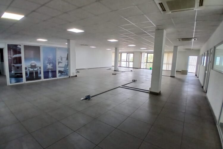 IVANDRY – GRANDS LOCAUX DE 380M² à 960M² DANS UN IMMEUBLE MODERNE AVEC GROUPE ELECTROEGNEE T ASCENSEUR A 2 PAS D’ANKORONDRANO – REF : 2025-IVLC1094