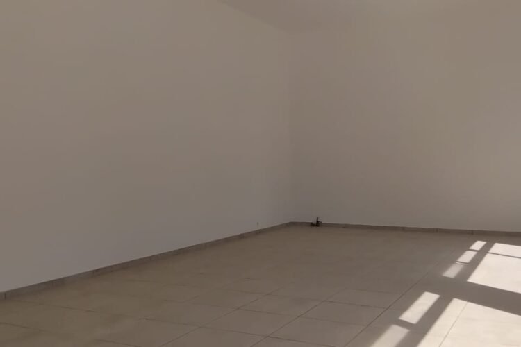 IVANDRY LOCAL DE 58M²EN BAIE VITREE AU REZ DE CHAUSSEE DANS UN IMMEUBLE DE STANDING AVEC GROUE ELECTROGENE A USAGE BUREAU OU COMMERCIAL A 1 MINUTE D’ANKORONDRANO – REF:2025-IVLC1098