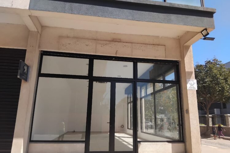 IVANDRY LOCAL DE 58M²EN BAIE VITREE AU REZ DE CHAUSSEE DANS UN IMMEUBLE DE STANDING AVEC GROUE ELECTROGENE A USAGE BUREAU OU COMMERCIAL A 1 MINUTE D’ANKORONDRANO – REF:2025-IVLC1098