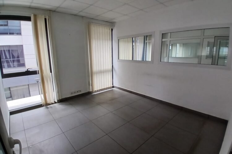 IVANDRY – GRANDS LOCAUX DE 380M² à 960M² DANS UN IMMEUBLE MODERNE AVEC GROUPE ELECTROEGNEE T ASCENSEUR A 2 PAS D’ANKORONDRANO – REF : 2025-IVLC1094