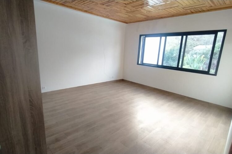 EN JANVIER – IVANDRY GRANDE VILLA NEUVE T5 AVEC GRAND JARDIN ARBORé ET GRANDE PISCINE DANS UNE RESIDENCE SECURISEE A 2 MINUTES DES ECOLES- REF:2025-IVV1094