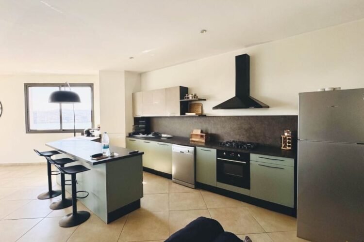 IVANDRY GRAND APPARTEMENT T3 MEUBLÉ AVEC BELLE VUE SUR LE LAC DANS UNE RÉSIDENCE AVEC GROUPE ÉLECTROGÈNE ET ACTIVITÉS À 2 MINUTES DES ÉCOLES – REF:2025-IVA1010