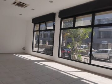 IVANDRY LOCAL DE 58M²EN BAIE VITREE AU REZ DE CHAUSSEE DANS UN IMMEUBLE DE STANDING AVEC GROUE ELECTROGENE A USAGE BUREAU OU COMMERCIAL A 1 MINUTE D’ANKORONDRANO – REF:2025-IVLC1098