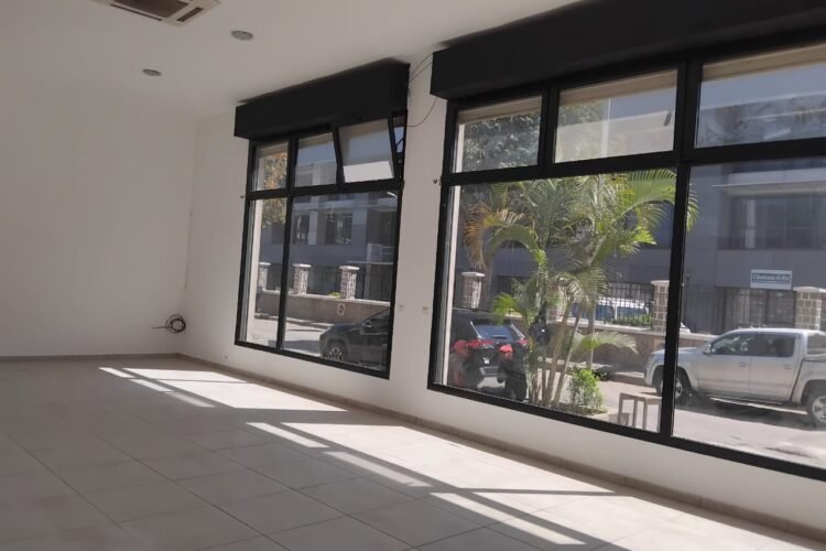 IVANDRY LOCAL DE 58M²EN BAIE VITREE AU REZ DE CHAUSSEE DANS UN IMMEUBLE DE STANDING AVEC GROUE ELECTROGENE A USAGE BUREAU OU COMMERCIAL A 1 MINUTE D’ANKORONDRANO – REF:2025-IVLC1098