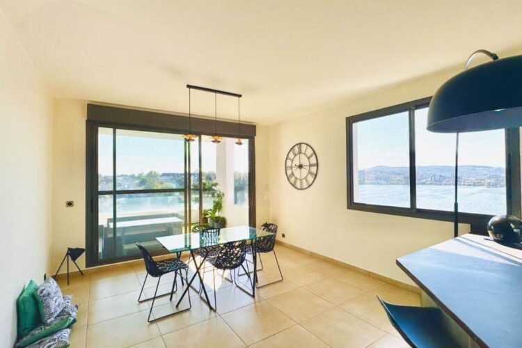 IVANDRY GRAND APPARTEMENT T3 MEUBLÉ AVEC BELLE VUE SUR LE LAC DANS UNE RÉSIDENCE AVEC GROUPE ÉLECTROGÈNE ET ACTIVITÉS À 2 MINUTES DES ÉCOLES – REF:2025-IVA1010