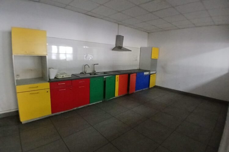 IVANDRY – GRANDS LOCAUX DE 380M² à 960M² DANS UN IMMEUBLE MODERNE AVEC GROUPE ELECTROEGNEE T ASCENSEUR A 2 PAS D’ANKORONDRANO – REF : 2025-IVLC1094