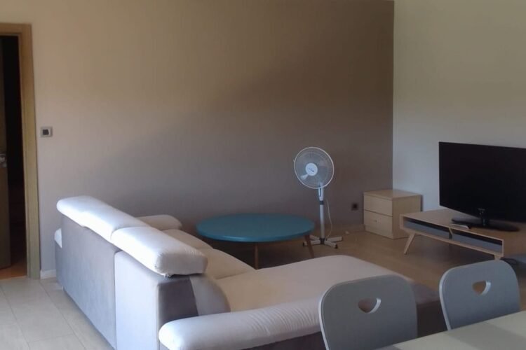 IVANDRY – APPARTEMENT T2 MEUBLé DANS UNE RESIDENCE AVEC JARDIN -PISCINE ET GROUPE ELECTROGENE A 3 MINUTES DES ECOLES – REF : 2025-IVA1004