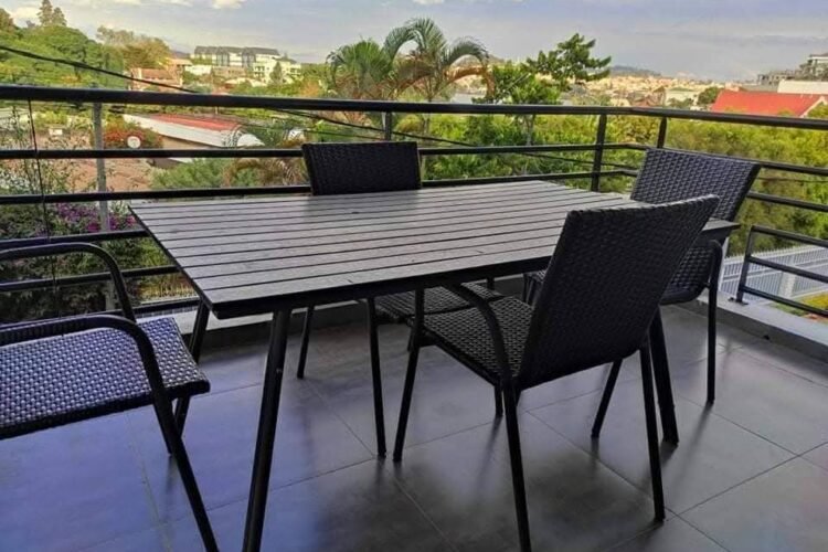 EN AVRIL – IVANDRY APPARTEMENT T3 VIDE DANS UNE RESIDENCE AVEC ACTIVITES ET GROUPE ELECTROGENE A 1MINUTE DES ECOLES – REF : 2026-IVA0229