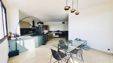 IVANDRY GRAND APPARTEMENT T3 MEUBLÉ AVEC BELLE VUE SUR LE LAC DANS UNE RÉSIDENCE AVEC GROUPE ÉLECTROGÈNE ET ACTIVITÉS À 2 MINUTES DES ÉCOLES – REF:2025-IVA1010