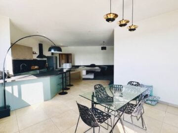 IVANDRY GRAND APPARTEMENT T3 MEUBLÉ AVEC BELLE VUE SUR LE LAC DANS UNE RÉSIDENCE AVEC GROUPE ÉLECTROGÈNE ET ACTIVITÉS À 2 MINUTES DES ÉCOLES – REF:2025-IVA1010