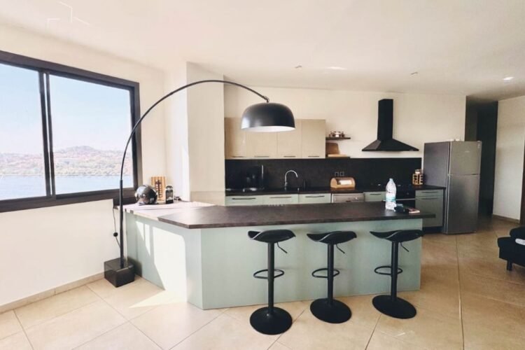 IVANDRY GRAND APPARTEMENT T3 MEUBLÉ AVEC BELLE VUE SUR LE LAC DANS UNE RÉSIDENCE AVEC GROUPE ÉLECTROGÈNE ET ACTIVITÉS À 2 MINUTES DES ÉCOLES – REF:2025-IVA1010