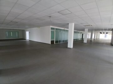 IVANDRY – GRANDS LOCAUX DE 380M² à 960M² DANS UN IMMEUBLE MODERNE AVEC GROUPE ELECTROEGNEE T ASCENSEUR A 2 PAS D’ANKORONDRANO – REF : 2025-IVLC1094