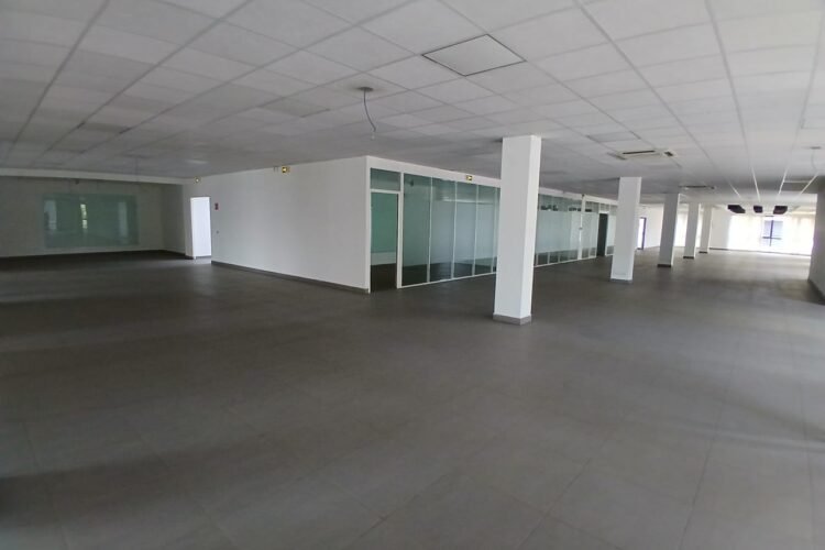 IVANDRY – GRANDS LOCAUX DE 380M² à 960M² DANS UN IMMEUBLE MODERNE AVEC GROUPE ELECTROEGNEE T ASCENSEUR A 2 PAS D’ANKORONDRANO – REF : 2025-IVLC1094