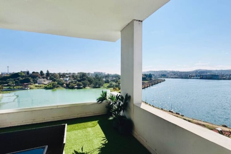 IVANDRY GRAND APPARTEMENT T3 MEUBLÉ AVEC BELLE VUE SUR LE LAC DANS UNE RÉSIDENCE AVEC GROUPE ÉLECTROGÈNE ET ACTIVITÉS À 2 MINUTES DES ÉCOLES – REF:2025-IVA1010