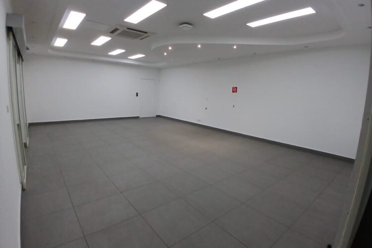 IVANDRY – GRANDS LOCAUX DE 380M² à 960M² DANS UN IMMEUBLE MODERNE AVEC GROUPE ELECTROEGNEE T ASCENSEUR A 2 PAS D’ANKORONDRANO – REF : 2025-IVLC1094