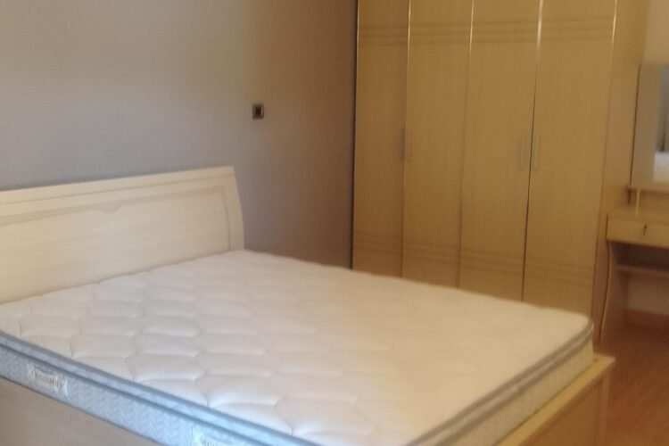 IVANDRY – APPARTEMENT T2 MEUBLé DANS UNE RESIDENCE AVEC JARDIN -PISCINE ET GROUPE ELECTROGENE A 3 MINUTES DES ECOLES – REF : 2025-IVA1004