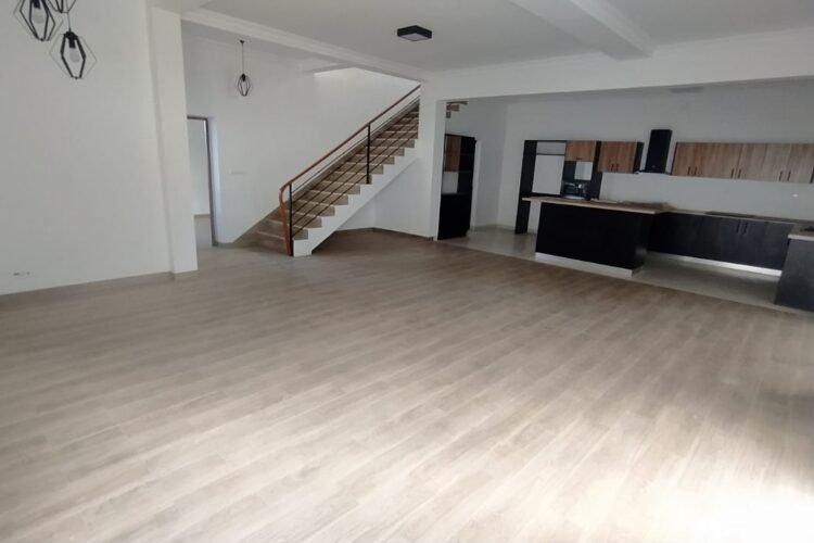 EN JANVIER – IVANDRY GRANDE VILLA NEUVE T5 AVEC GRAND JARDIN ARBORé ET GRANDE PISCINE DANS UNE RESIDENCE SECURISEE A 2 MINUTES DES ECOLES- REF:2025-IVV1094