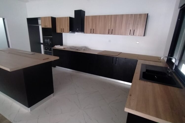 EN JANVIER – IVANDRY GRANDE VILLA NEUVE T5 AVEC GRAND JARDIN ARBORé ET GRANDE PISCINE DANS UNE RESIDENCE SECURISEE A 2 MINUTES DES ECOLES- REF:2025-IVV1094