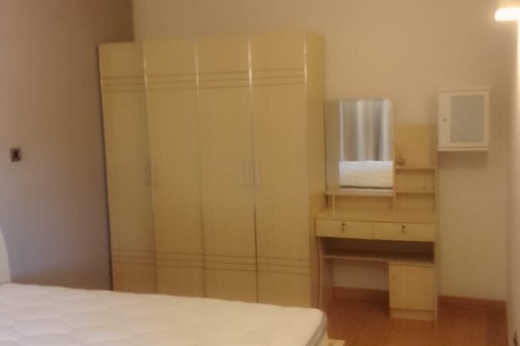 IVANDRY – APPARTEMENT T2 MEUBLé DANS UNE RESIDENCE AVEC JARDIN -PISCINE ET GROUPE ELECTROGENE A 3 MINUTES DES ECOLES – REF : 2025-IVA1004