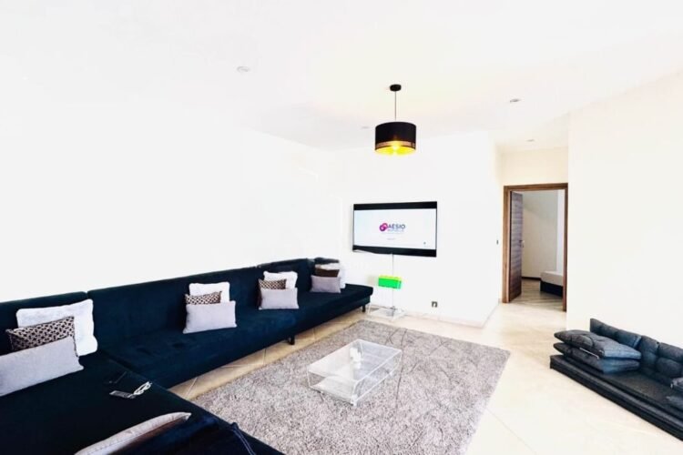 IVANDRY GRAND APPARTEMENT T3 MEUBLÉ AVEC BELLE VUE SUR LE LAC DANS UNE RÉSIDENCE AVEC GROUPE ÉLECTROGÈNE ET ACTIVITÉS À 2 MINUTES DES ÉCOLES – REF:2025-IVA1010