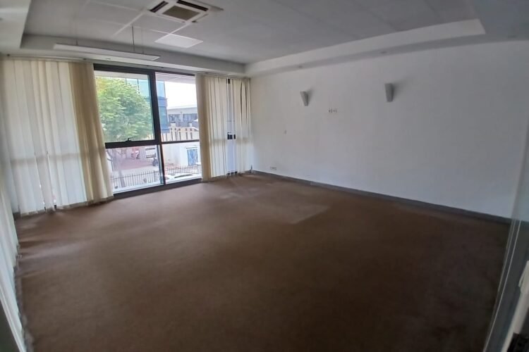 IVANDRY – GRANDS LOCAUX DE 380M² à 960M² DANS UN IMMEUBLE MODERNE AVEC GROUPE ELECTROEGNEE T ASCENSEUR A 2 PAS D’ANKORONDRANO – REF : 2025-IVLC1094