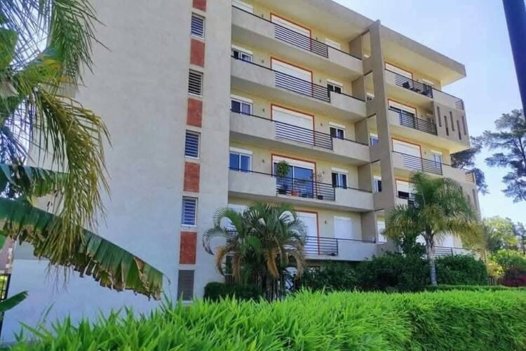 IVANDRY – APPARTEMENT T2 MEUBLé DANS UNE RESIDENCE AVEC JARDIN -PISCINE ET GROUPE ELECTROGENE A 3 MINUTES DES ECOLES – REF : 2025-IVA1004