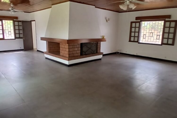 IVANDRY VILLA BASSE T5 AVEC GRAND JARDIN ARBORé DE 1500M² ET POSSIBILITE PISCINE  DANS LE LOTISSEMENT BONNET A 2 PAS DE ECOLES – REF: 2025-IVV1104