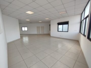 A DEUX PAS D’ANKORONDRANO – LOCAL BUREAU OU COMMERCIAL DE 85M² AVEC GROUPE ELECTROGENE DANS UN IMMEUBLE SEUCRISE EN BORD DE  ROUTE PRINCIPALE A ANKORONDRANO – REF:2025-ADVLC1101