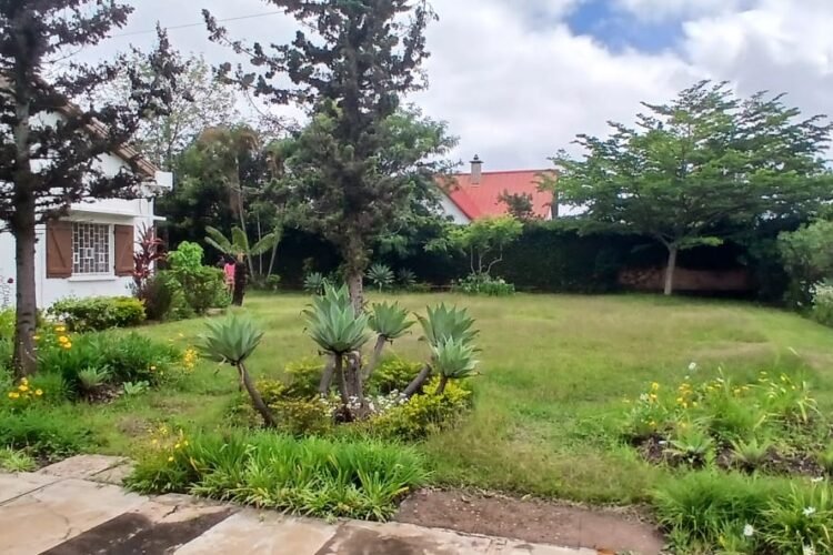 IVANDRY VILLA BASSE T5 AVEC GRAND JARDIN ARBORé DE 1500M² ET POSSIBILITE PISCINE  DANS LE LOTISSEMENT BONNET A 2 PAS DE ECOLES – REF: 2025-IVV1104