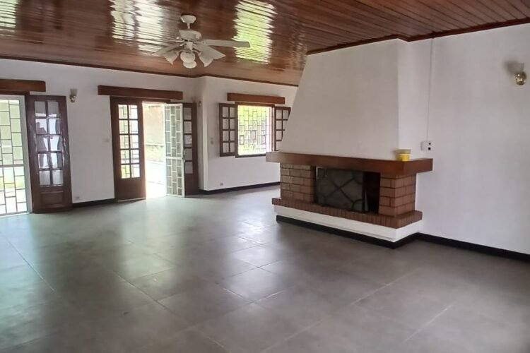 IVANDRY VILLA BASSE T5 AVEC GRAND JARDIN ARBORé DE 1500M² ET POSSIBILITE PISCINE  DANS LE LOTISSEMENT BONNET A 2 PAS DE ECOLES – REF: 2025-IVV1104