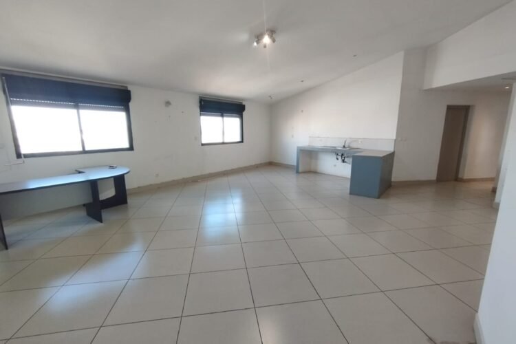 A DEUX PAS D’ANKORONDRANO – LOCAUX A USAGE BUREAU OU COMMERCIAL DE 85M² A 92M² AVEC GROUPE ELECTROGENE DANS UN IMMEUBLE SEUCRISE EN BORD DE  ROUTE PRINCIPALE A ANKORONDRANO – REF:2025-ADVLC1101