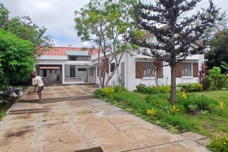 IVANDRY VILLA BASSE T5 AVEC GRAND JARDIN ARBORé DE 1500M² ET POSSIBILITE PISCINE  DANS LE LOTISSEMENT BONNET A 2 PAS DE ECOLES – REF: 2025-IVV1104