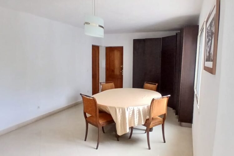 AMBATOBE – GRANDE VILLA T8 AVEC GRAND JARDIN ARBORE DE 1000M² ET PISCINE DANS LA RESIDENCE D’AMBATOBE A 2 PAS DU LYCEE FRANCAIS – REF : 2026-AOBV0115