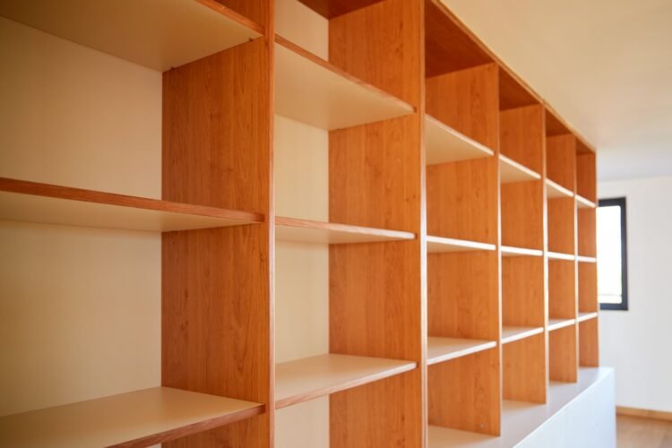 IVANDRY GRAND APPARTEMENT PENTHOUSE T3 DE 260M² AVEC BELLE VUE – ACTIVITES ET GROUPE ELECTROGENE DANS UNE RESIDENCE A 1 MINUTE DES ECOLES – REF : 2026-IVA0122