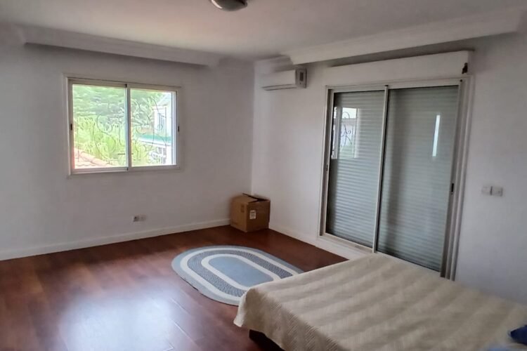 AMBATOBE – GRANDE VILLA T8 AVEC GRAND JARDIN ARBORE DE 1000M² ET PISCINE DANS LA RESIDENCE D’AMBATOBE A 2 PAS DU LYCEE FRANCAIS – REF : 2026-AOBV0115