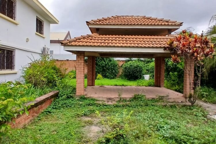 AMBATOBE – GRANDE VILLA T8 AVEC GRAND JARDIN ARBORE DE 1000M² ET PISCINE DANS LA RESIDENCE D’AMBATOBE A 2 PAS DU LYCEE FRANCAIS – REF : 2026-AOBV0115