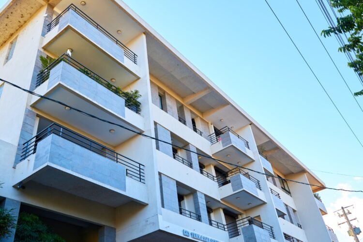 IVANDRY GRAND APPARTEMENT PENTHOUSE T3 DE 260M² AVEC BELLE VUE – ACTIVITES ET GROUPE ELECTROGENE DANS UNE RESIDENCE A 1 MINUTE DES ECOLES – REF : 2026-IVA0122