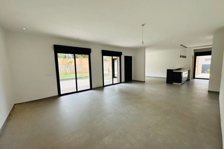 AMBATOBE – GRANDE VILLAS T7 NEUVE AVEC PISCINE – GRAND JARDIN ET GROUPE ELECTROGENE DANS UNE RESIDENCE SECURISEE A 1 MINUTE DU LYCEE FRANCAIS – REF : 2026-AOBV0102