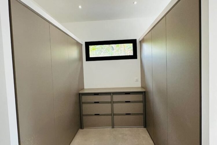AMBATOBE – GRANDE VILLAS T7 NEUVE AVEC PISCINE – GRAND JARDIN ET GROUPE ELECTROGENE DANS UNE RESIDENCE SECURISEE A 1 MINUTE DU LYCEE FRANCAIS – REF : 2026-AOBV0102