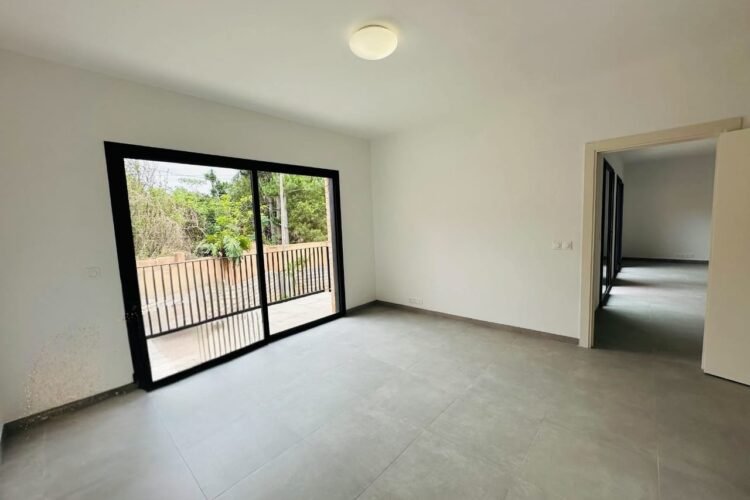 AMBATOBE – GRANDE VILLAS T7 NEUVE AVEC PISCINE – GRAND JARDIN ET GROUPE ELECTROGENE DANS UNE RESIDENCE SECURISEE A 1 MINUTE DU LYCEE FRANCAIS – REF : 2026-AOBV0102