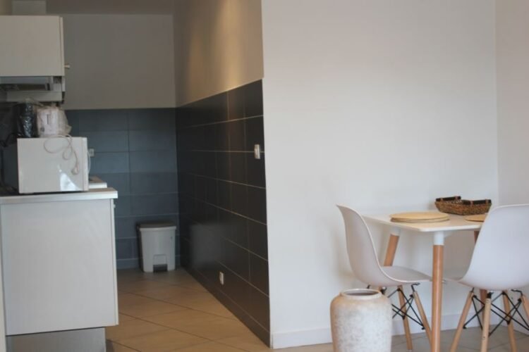 IVANDRY APPARTEMENT T2 MEUBLÉ AVEC GROUPE ELECTORGENE ET ASCENSEUR A 2 PAS DES ÉCOLES – REF : 2026-IVA0632